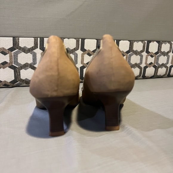 Cole Haan suede and patent leather tan kitten heels size 8.5 - Picture 6 of 9